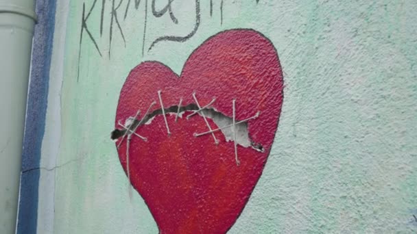 Beautiful Creative Street Art Broken Heart Sewed Thread Cracked Wall — 图库视频影像