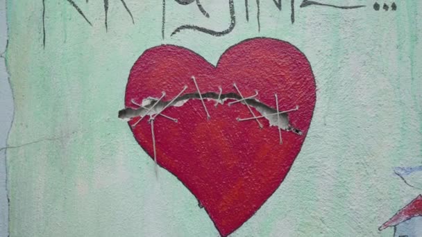 Красиве Творче Вуличне Мистецтво Зламаного Серця Пришитого Ниткою Тріснутій Стіні — стокове відео
