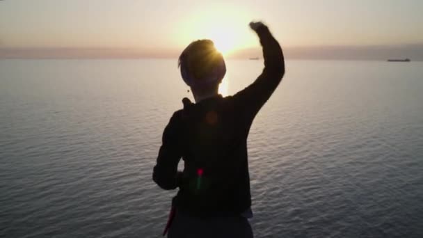 Молода Дівчина Показує Знак Перемоги Вершині Пагорба Тлі Приголомшливого Вигляду — стокове відео