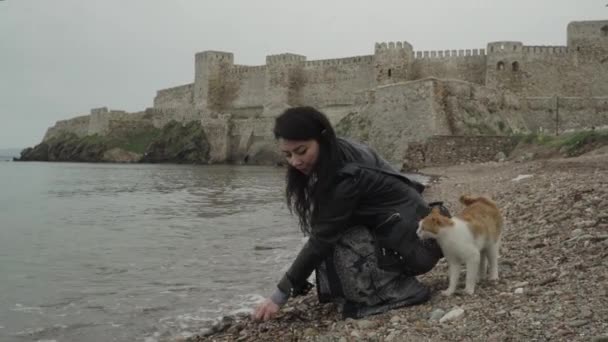 Young Beautiful Girl Collecting Stones Seaside Front Castle — 비디오