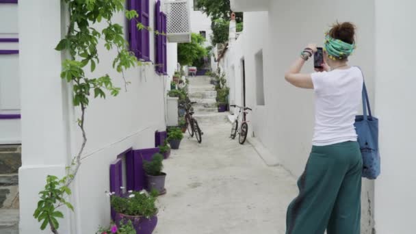Women Taking Pictures Purple Windowed Narrow Street — Vídeos de Stock