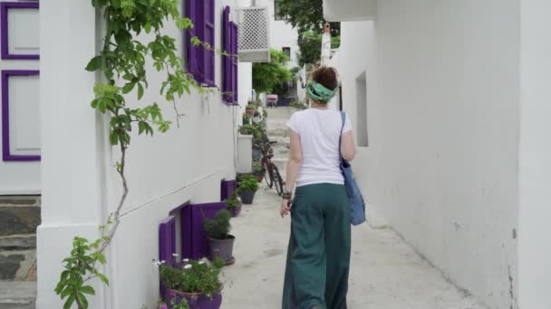 Woman Walkin Purple Windowed Narrow Whitewashed Street — Wideo stockowe