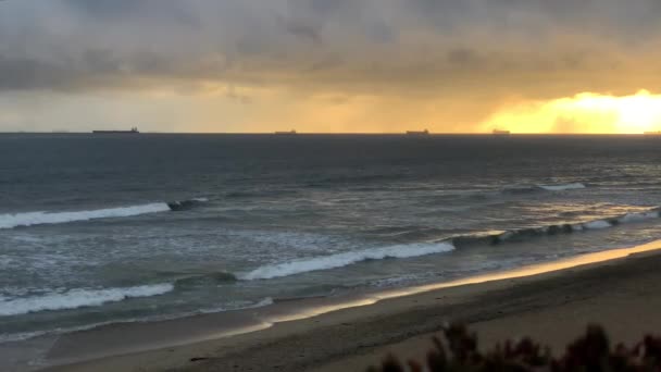 60P Golden Sunset Ocean Cargo Ships Horizon Waves Lap Beach — Vídeo de Stock