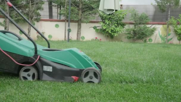 Old Man Mowing Grasses His Lawn Electrical Lawn Mower — Vídeos de Stock