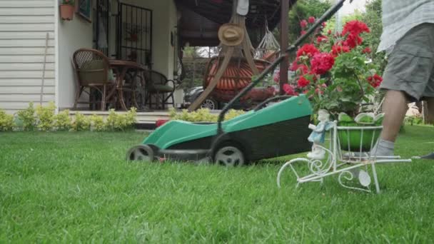 Old Man Mowing Grasses His Lawn Electrical Lawn Mower — Stok Video