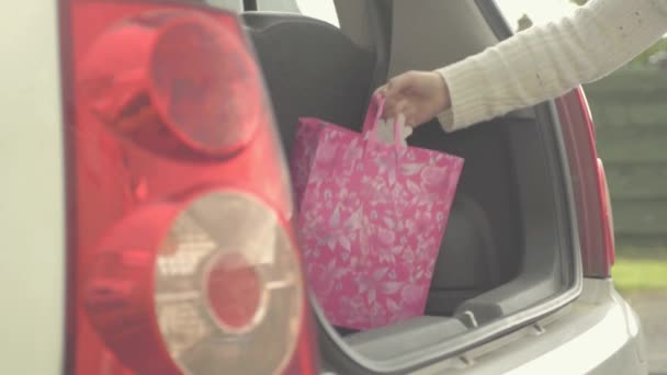 Putting Shopping Boot Car — Stockvideo