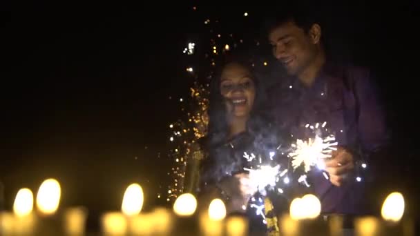 Feliz Joven Pareja Sosteniendo Fuego Chispa Cracker Celebrando Año Nuevo — Vídeos de Stock