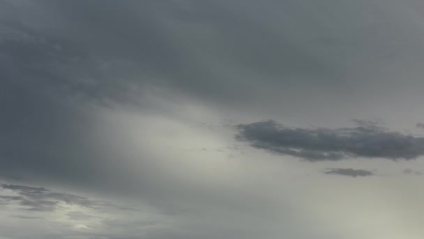 Медленно Движущееся Время Истекает Прекрасных Вечерних Облаков Приглушенными Теплыми Тонами — стоковое видео