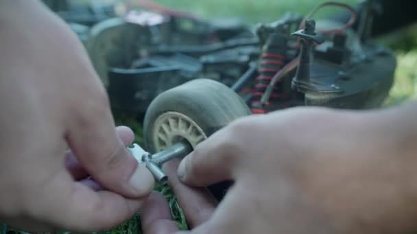 Changing Dusty Tires Remote Controlled Car Screwdriver While Whole Hood — Video Stock