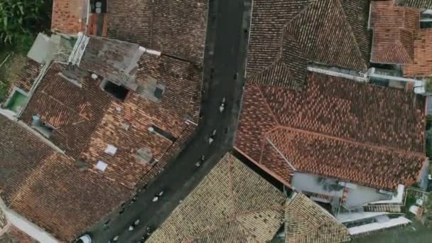 Drónfelvételek Egy Lovas Gorupról Amint Egy Város Utcáin Rohangálnak Minas — Stock videók
