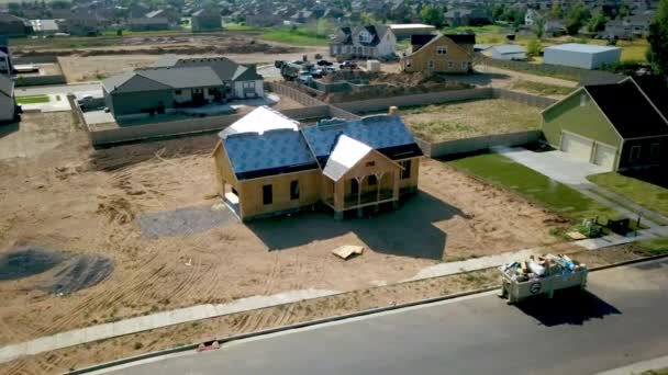 Drone Shot Spinning New Home Get Shingles Put Her Roof — Vídeo de Stock