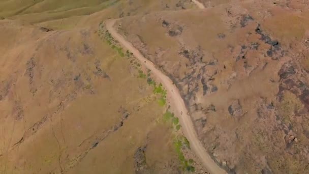Aerial View Mountain Bikers Going Mountain Pass 60Fps — Vídeos de Stock