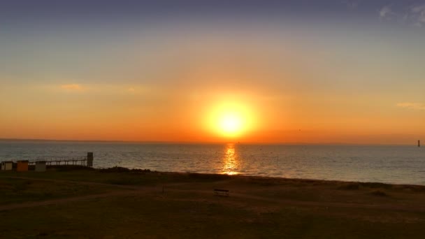 Яскраво Червоний Захід Сонця Пляжі Лавкою Парку — стокове відео