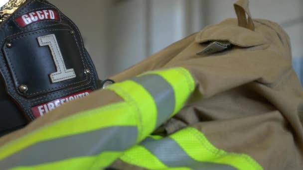 Black Firefighter Helmet Top Protective Fire Coat Fire Station — Vídeo de stock