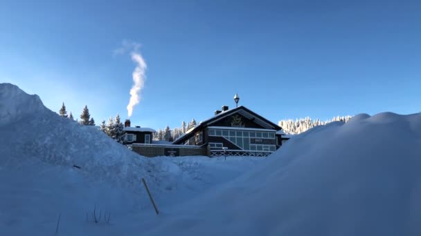 Smoke Coming Out Winter Cabin Chimney — Video Stock