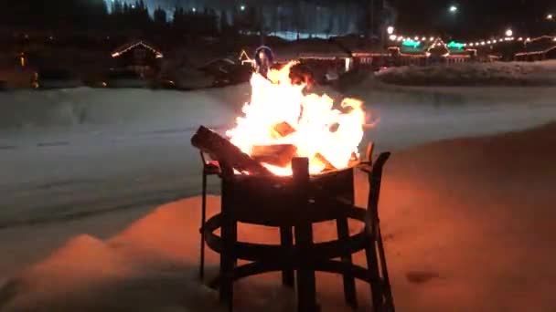 Снег Огненном Горшке Вечером — стоковое видео