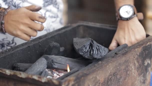 Starting Fire Lighter Newspaper Charcoal Old Bbq Pit — Stok video