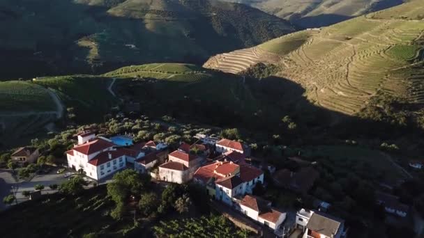 Tilting View Manor House Atop Hill Picturesque Douro Valley Portugal — Stockvideo