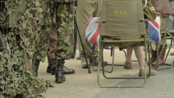 Tentara Berdiri Dekat Kendaraan Kamuflase Tentara — Stok Video