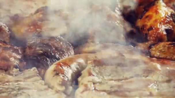 Lahodné Maso Grilovaném Grilu Kouřem Teplem Kuřecí Vepřové Maso Steak — Stock video