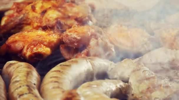 Délicieuse Viande Sur Barbecue Grill Avec Chaleur Fumée Qui Sort — Video