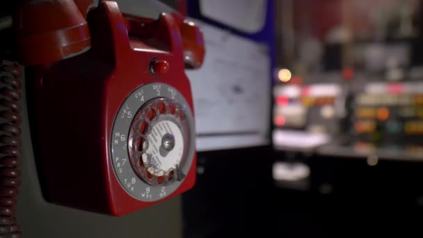Вінтажний Червоний Телефон Лаштунками — стокове відео
