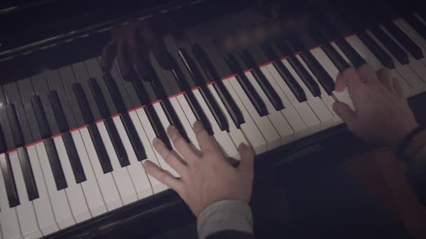 Pianista Maschile Che Esegue Una Canzone Pianoforte Con Poca Luce — Video Stock