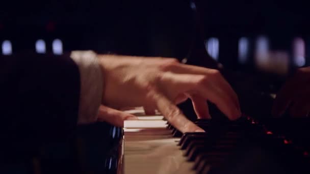 Pianista Masculino Interpretando Una Canción Piano Con Poca Luz Poca — Vídeos de Stock