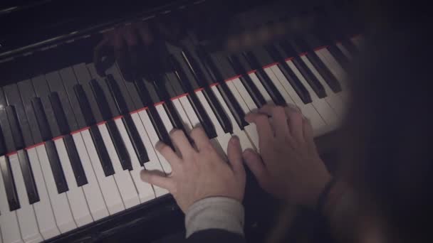 Pianista Masculino Interpretando Una Canción Piano Con Poca Luz Vista — Vídeo de stock