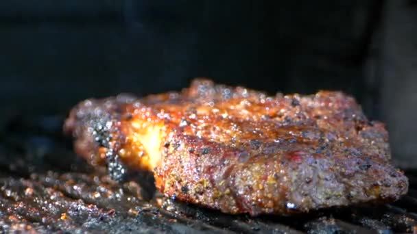 Pair Meat Tongs Turn Nearly Cooked Juicy Rib Eye Steak — 图库视频影像