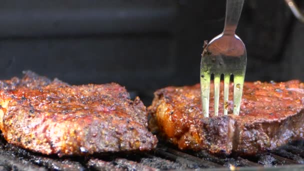 Best Shot Fork Turns Nearly Cooked Juicy Rib Eye Steak — Vídeo de Stock