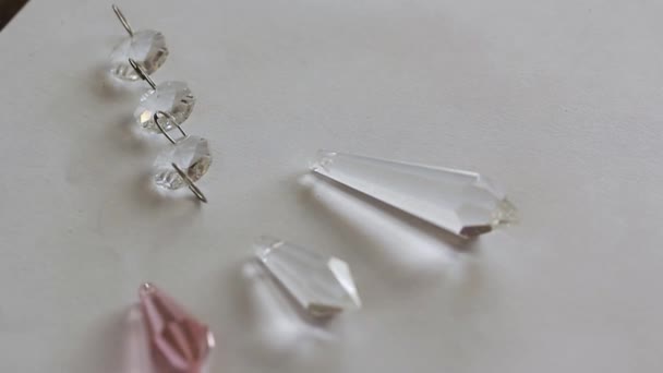 Κοντινό Πλάνο Χάντρες Από Γυαλί Κρύσταλλο Λευκό Φόντο Διαφανές Κρύσταλλο — Αρχείο Βίντεο