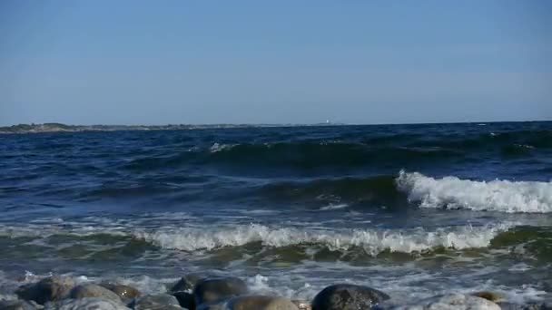Κύματα Συντρίβονται Στην Πιο Διάσημη Ακτογραμμή Της Σουηδίας Για Ιστιοσανίδα — Αρχείο Βίντεο