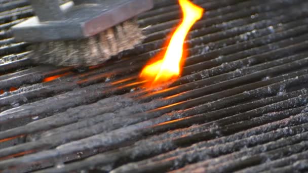 Wire Brush Cleans Grill Small Flame Burns Some Old Food — Αρχείο Βίντεο