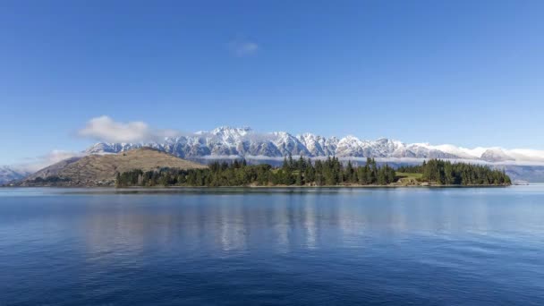 Time Lapse Clouds Rolling Remarkables Lake Wakatipu Sunny Winter Day — Vídeo de stock