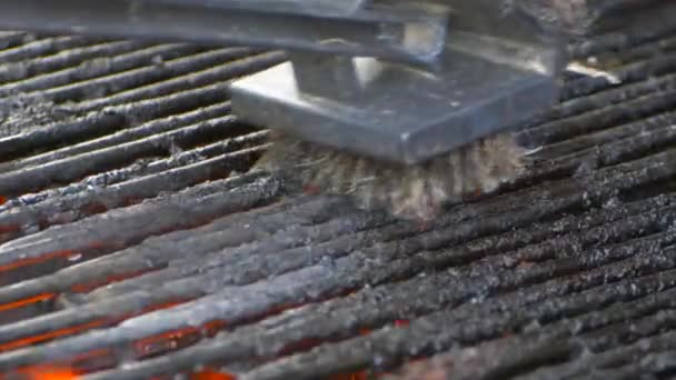 Wire Brush Cleans Grill Small Flame Burns Some Old Food — Vídeo de stock