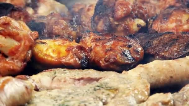 Diverse Heerlijke Gegrild Vlees Top View Worstjes Kip Varkensvlees — Stockvideo