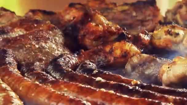 Carne Grelhada Deliciosa Sortida Vista Superior Salsichas Frango Porco — Vídeo de Stock