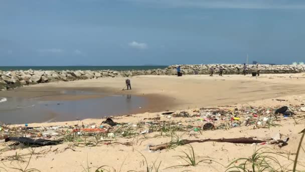 Polluted Beach Rayong Lots Garbage Laying Washed Out Ocean Thailand — Stockvideo
