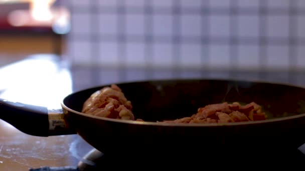 Чоловік Зайнятий Приготуванням Бекону Сковороді — стокове відео