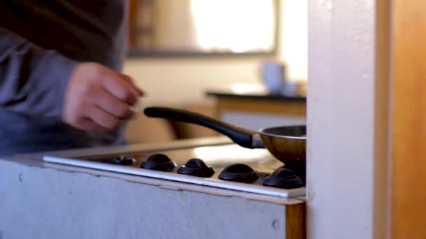 Άνθρωπος Είναι Απασχολημένος Μαγειρεύοντας Μπέικον Ένα Τηγάνι — Αρχείο Βίντεο