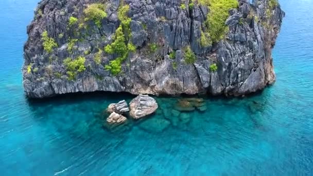 Wide Aerial Reveal Shot North Rock Dive Site Nido Palawan — Wideo stockowe