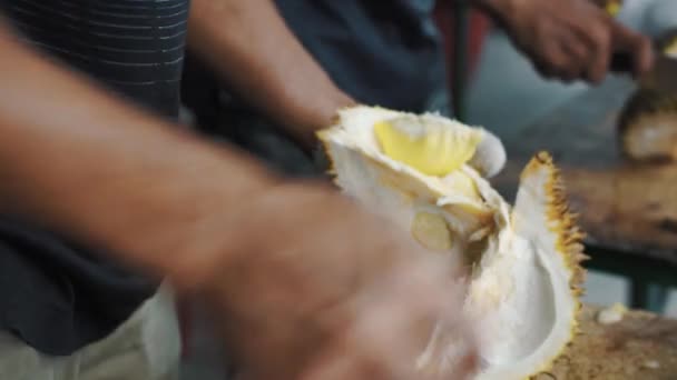 Opening Fresh Ripe Delicious Durian Fruit Outdoor Close — Vídeos de Stock