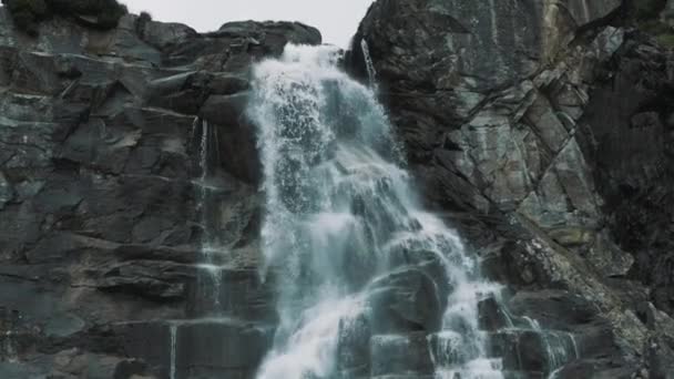 Waterfall Slovakia Slow Motion Majestic Mountins Big Rocks — Vídeos de Stock