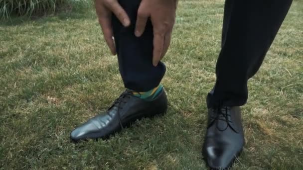 Groom Amarra Seus Sapatos Meias — Vídeo de Stock