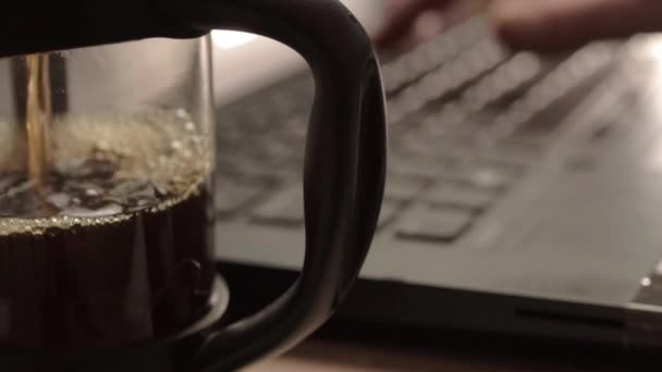 Pouring Fresh Coffee Pot Hands Typing Background — Vídeo de stock