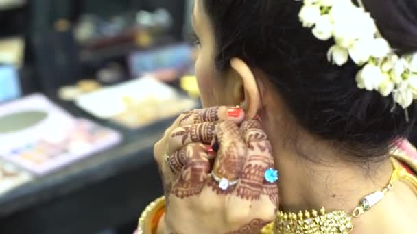 Indian Girl Adjusting Her Earring Getting Ready Professional Beauty Salon — Stockvideo