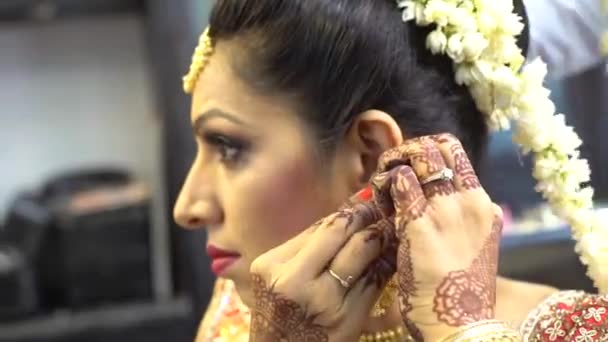Indian Girl Adjusting Her Earring Getting Ready Professional Beauty Salon — ストック動画