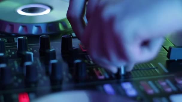 Teenage Edm Techno Spins Record Adjusts Volume Knobs Young Teenage — Vídeo de stock