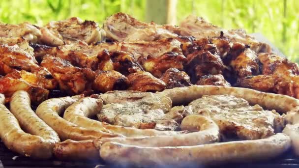 Ψητό Λουκάνικο Στο Φλεγόμενο Γκριλ Bearbeque Εξωτερικές Πόρτες Άλλο Κρέας — Αρχείο Βίντεο